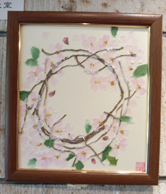 ちぎり絵や押し花、造花を使ってコラージュも出来ます